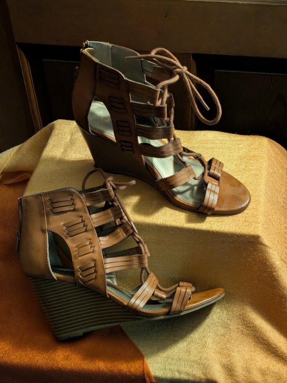 StrapUp Rampage Wedges Devon -Brown -Sz 71/2 -Good condition -Man made material